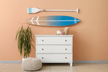 Sörf tahtası, küreği ve tuvaleti olan odanın içi