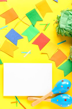 Meksika marakaları, bayraklar ve sarı arka planda konfeti olan boş bir kart.