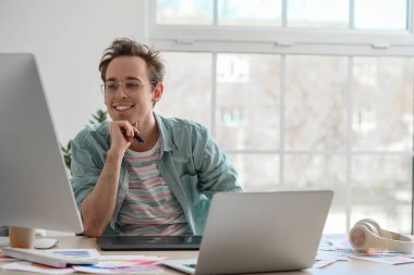 Ofiste çalışan erkek grafik tasarımcı