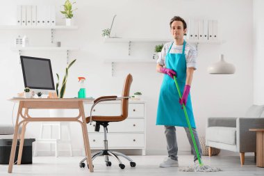 genç adam, evde sildiğine