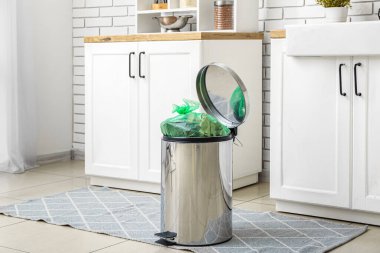 Modern mutfağın içi çöp dolu.