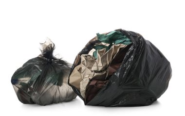 Beyaz arkaplanda farklı çöp torbaları var.