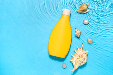 Deniz yıldızlı güneş kremi ve deniz kabukları renkli arka planda.