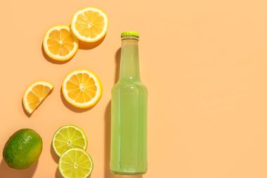 Bej arka planda taze soda ve limonlu kompozisyon