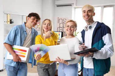 Ofiste çalışan grafik tasarımcı takımı