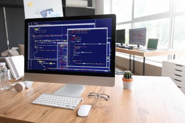Programcının işyerindeki programlama kodlu bilgisayar monitörü