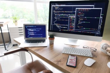 Programcının işyerindeki programlama kodlu bilgisayar monitörü