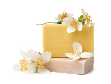 Beyaz arka planda yasemin çiçekleri olan sabun barları