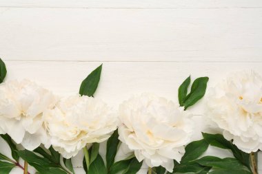 Açık ahşap zemin üzerinde güzel şakayık çiçekleri olan kompozisyon, yakın plan.