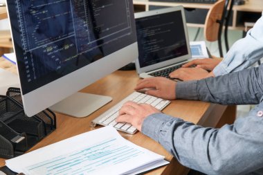 Ofiste çalışan erkek programcılar, yakın plan.