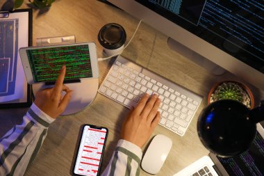 Gece ofiste bilgisayarla çalışan kadın programcı, üst görünüm