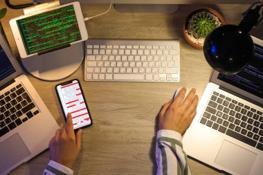 Gece ofiste çalışan kadın programcı, üst görünüm