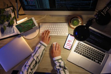 Gece ofiste bilgisayarla çalışan kadın programcı, üst görünüm