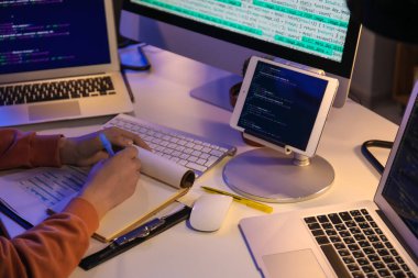 Geceleri ofiste çalışan kadın programcı, yakın plan.