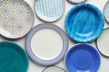 Beyaz arkaplanda renkli temiz plakalar kümesi