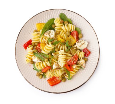 Beyaz arka planda biberli ve bezelyeli makarna salatası.