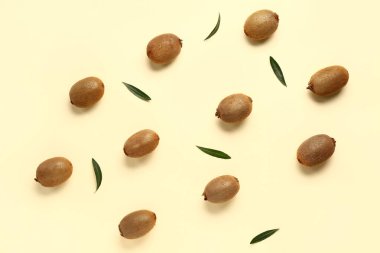 Bir sürü taze kivi ve sarı arka planda yapraklar