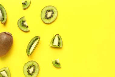 Sarı arka planda taze kivi dilimleri
