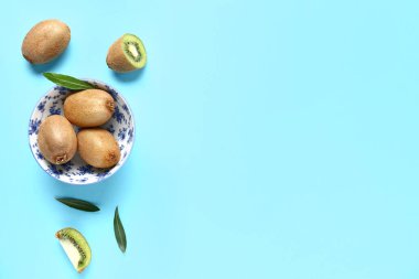 Taze kivili kase ve turkuaz arka planda yapraklar.