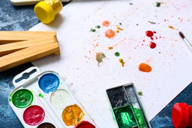 Mavi grunge arkaplan üzerine boyalar ve kağıt yaprak, yakın plan