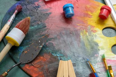 Fırça ve boyalı palet, yakın plan.