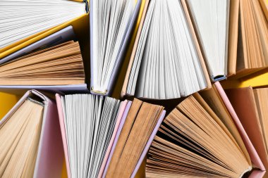 Arkaplan olarak birçok yarı açık kitap