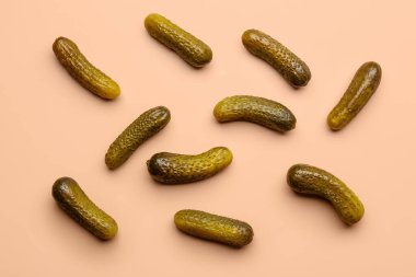 Turuncu arka planda salatalık turşusu