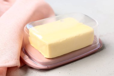 Beyaz arka planda taze tereyağlı kutu