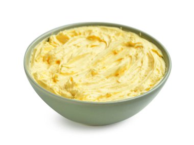 Beyaz arka planda taze tereyağlı kase