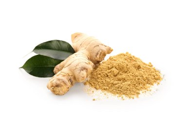 Taze zencefil kökü ve beyaz arka planda kurutulmuş toz.