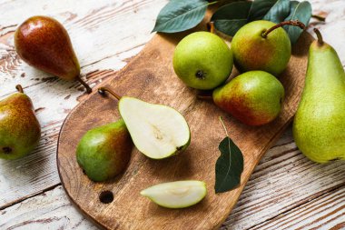 Tahta masanın üzerinde olgun armutlar, yakın plan.