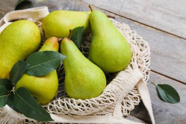 Gri ahşap masada olgun armutlarla yaklaş.