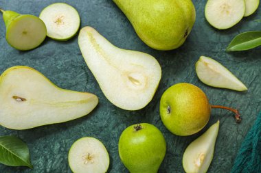 Dilimlenmiş armutlu tahta, yakın plan.