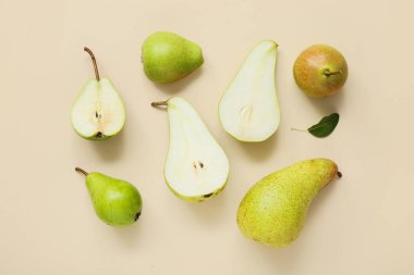 Bej arka planda olgun armutlar