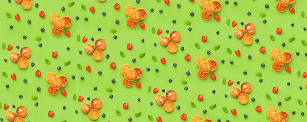 Viele Quark Pfannkuchen Und Beeren Auf Grünem Hintergrund Muster Für — Stockfoto
