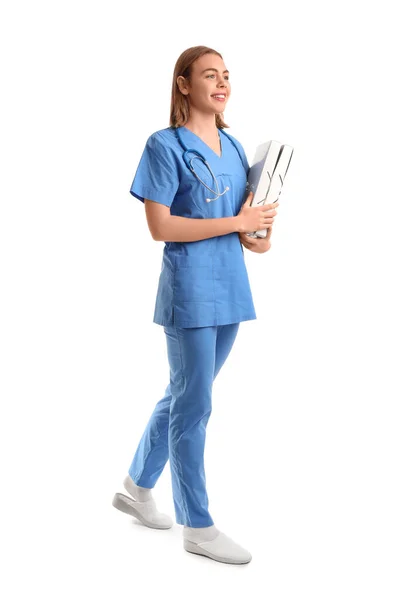 Vrouwelijke Verpleegster Met Mappen Witte Achtergrond — Stockfoto