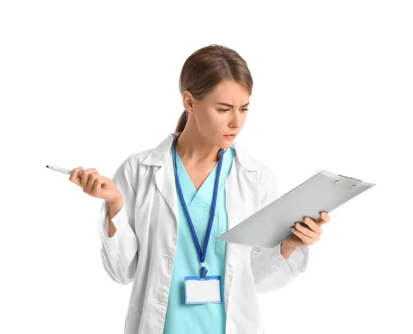 白い背景にクリップボードを持つ女性の医師 — ストック写真