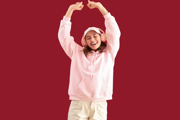 Ευτυχισμένη Νεαρή Γυναίκα Ακουστικά Ροζ Φόντο — Φωτογραφία Αρχείου