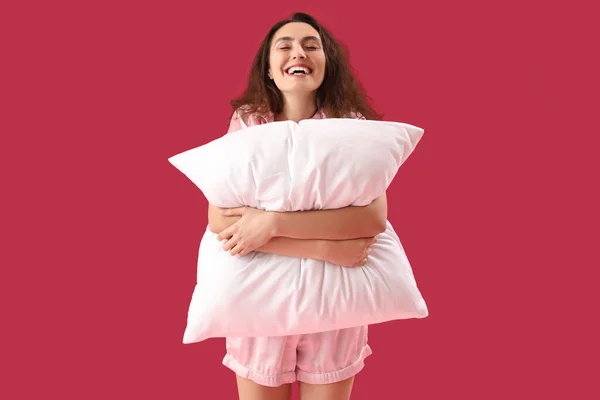 Молодая Брюнетка Пижаме Подушкой Розовом Фоне — стоковое фото