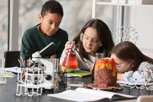 科学教室で化学実験をする小さな子供たち — ストック写真
