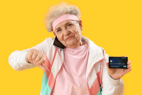 Sporty Senior Woman Credit Card Mobile Phone Showing Thumb Yellow — Stock Photo, Image