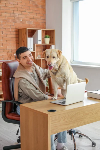 Joven Con Lindo Perro Labrador Mesa Oficina —  Fotos de Stock