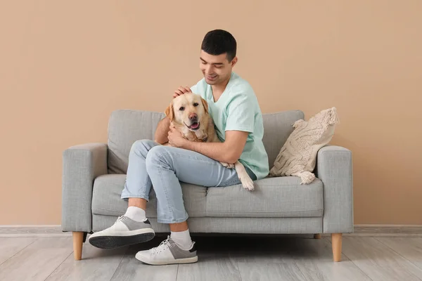 Young Man His Labrador Dog Sitting Sofa Beige Wall — Stock Photo, Image