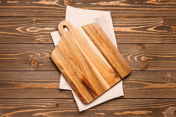 砧板和餐巾放在木制的背景 — 图库照片