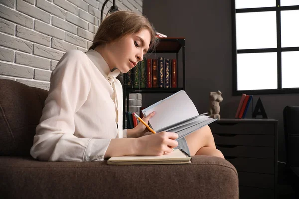 Junge Geschäftsfrau Liest Buch Und Macht Sich Notizen Büro — Stockfoto