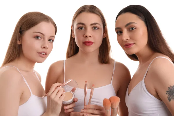 Mujeres Jóvenes Con Pinceles Maquillaje Polvo Sobre Fondo Blanco — Foto de Stock
