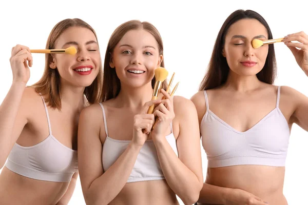 Mujeres Jóvenes Con Pinceles Maquillaje Sobre Fondo Blanco — Foto de Stock