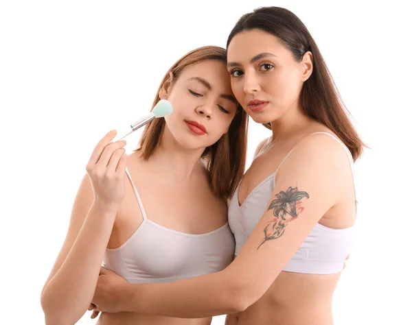 Mujeres Jóvenes Con Cepillo Maquillaje Sobre Fondo Blanco — Foto de Stock