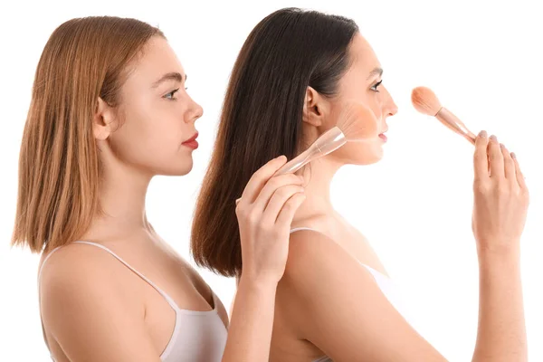 Mujeres Jóvenes Con Pinceles Maquillaje Sobre Fondo Blanco — Foto de Stock