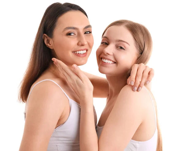 Mulheres Jovens Com Bela Maquiagem Fundo Branco Close — Fotografia de Stock